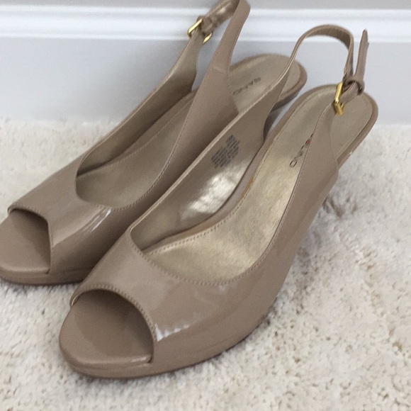 Bandolino Nude Patent Learher Sling Backs size 10 - Picture 2 of 7